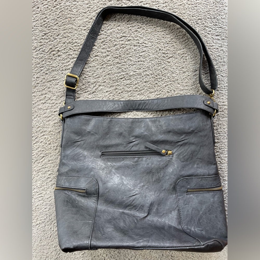 BUENO CONVERTIBLE BAG-Black. Carry Handle & Adjustable Strap. Zippered close. - Picture 6 of 9
